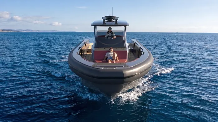 GARI 44 visto di prua in navigazione, D-Tube grigi e T-top