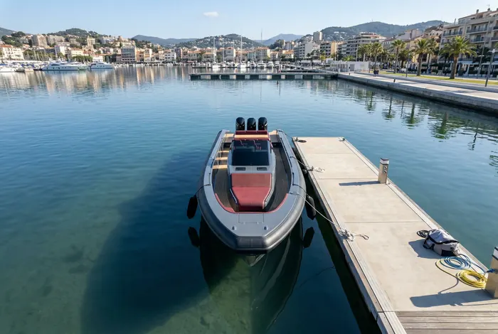 GARI 44 ormeggiato a un pontile in legno con il porto sullo sfondo