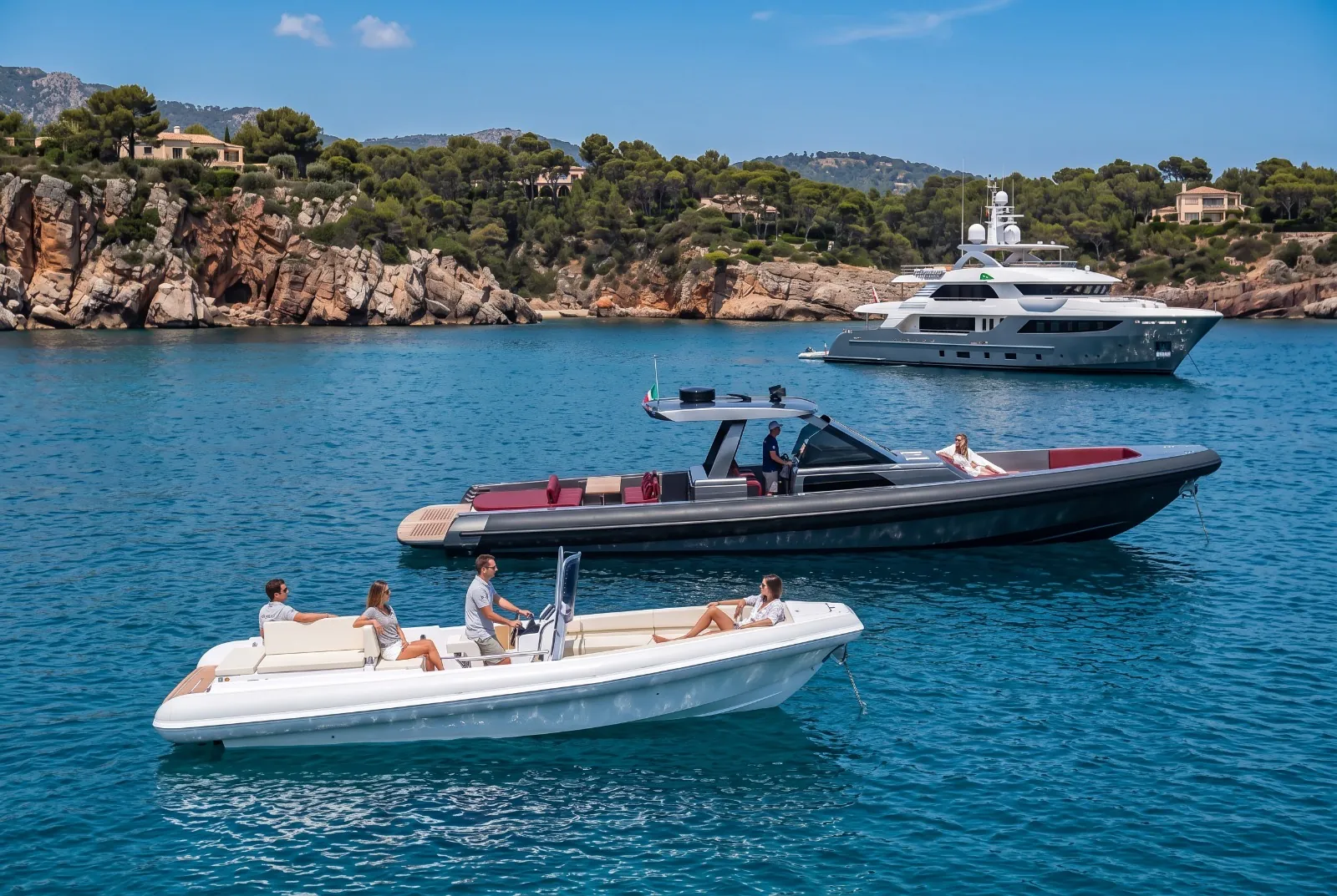 Il GARI 44 e il GARI Tender 700 ormeggiati davanti a uno yacht