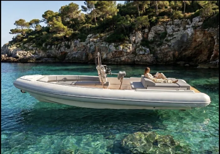 GARI Tender 700 all'ancora in una baia con acqua turchese