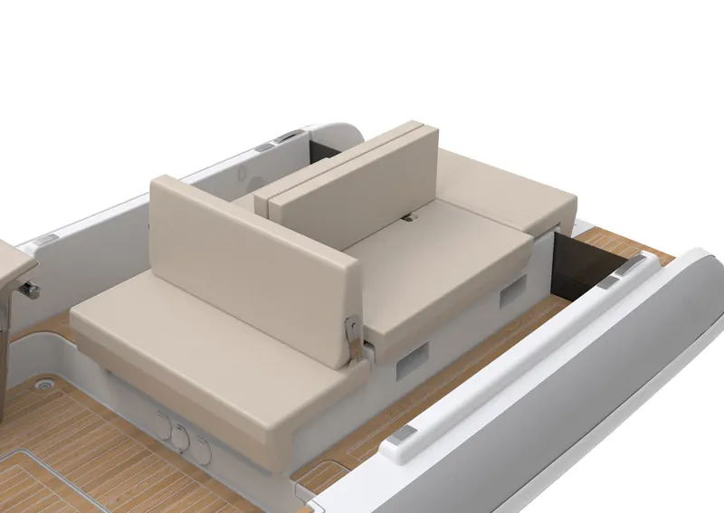 Divani contrapposti di poppa di GARI Tender 700 con schienale centrale e coperta in teak